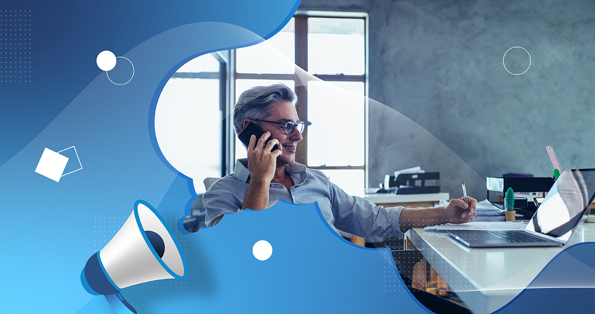 Man comunicating on gloCOM